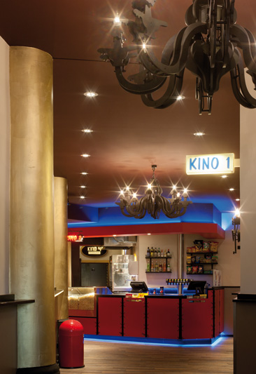 15_04_22_Foyer_Museum_Lichtspiele_München_Lichtkonzept_auch_mit_RGB_und_eigens_entworfene_Kronleuchter